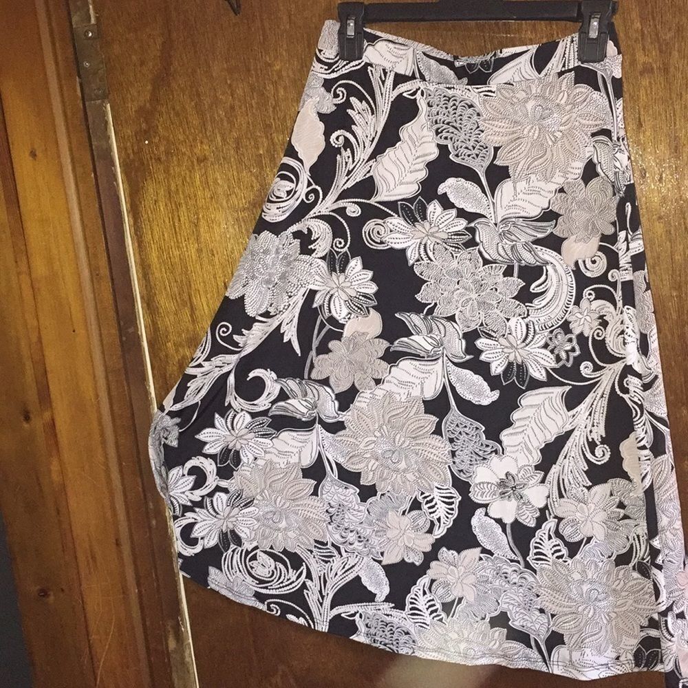 Emi &Joey unique design flowy skirt!. Size small! Black/White! Great anytim